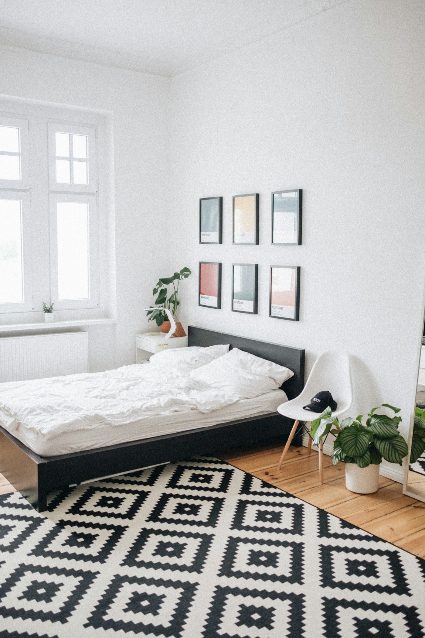 Helles Schlafzimmer mit Holzboden im Morgenlicht
