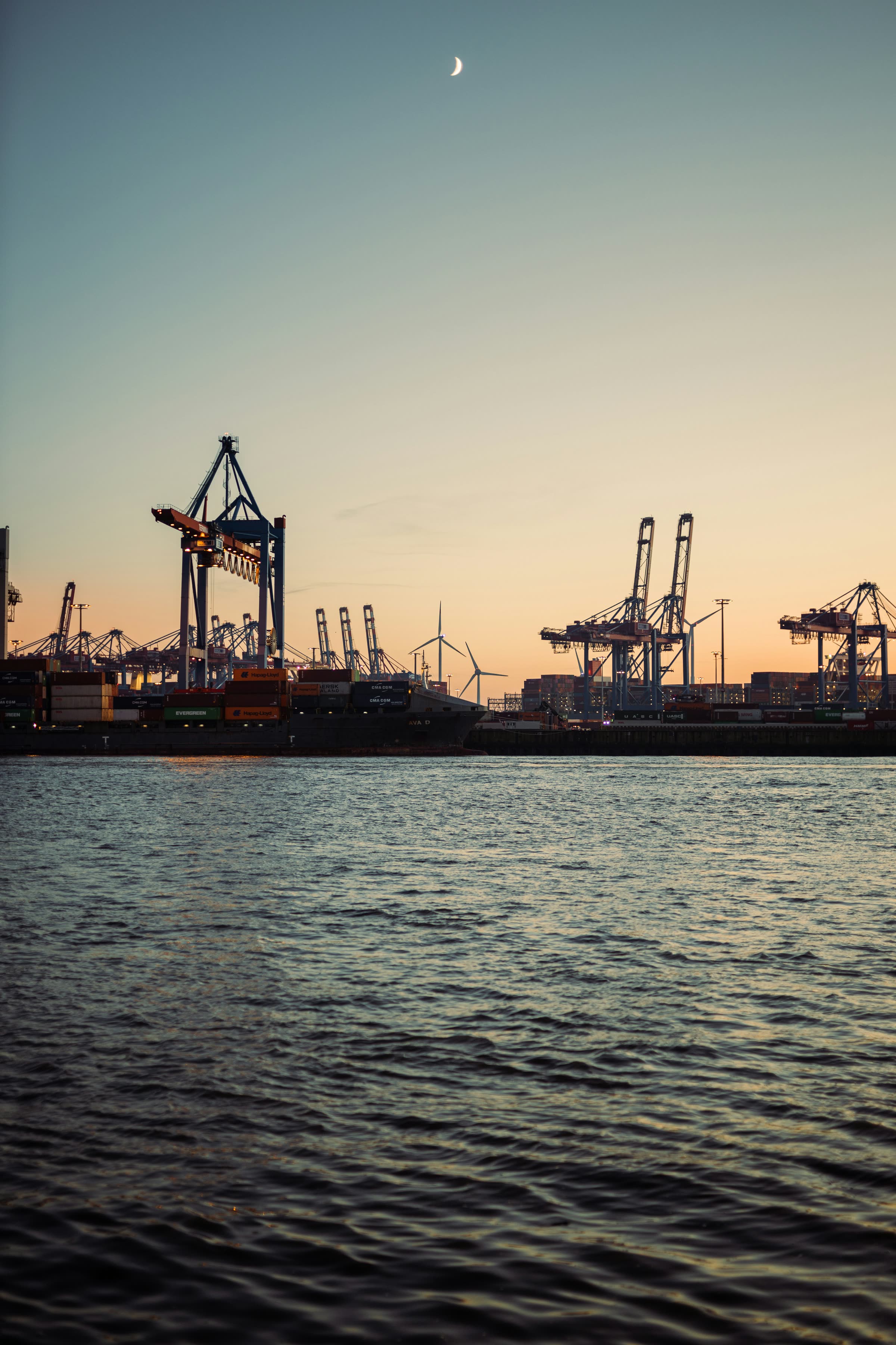 Hamburger Hafen bei Abendlicht