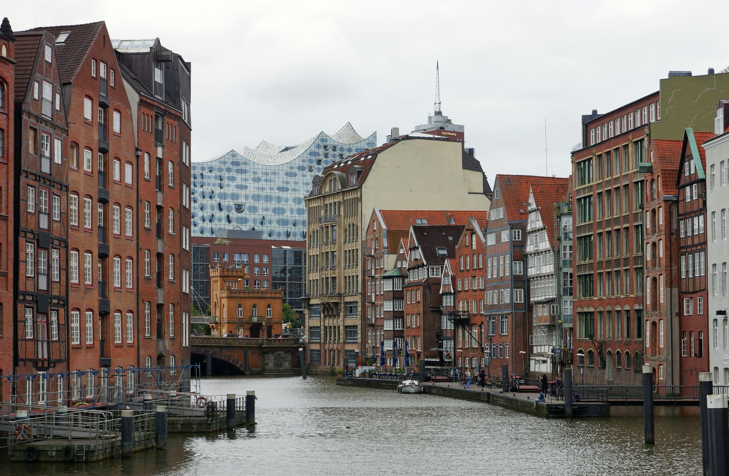 Hamburger Hafen mit Kränen und Elbe