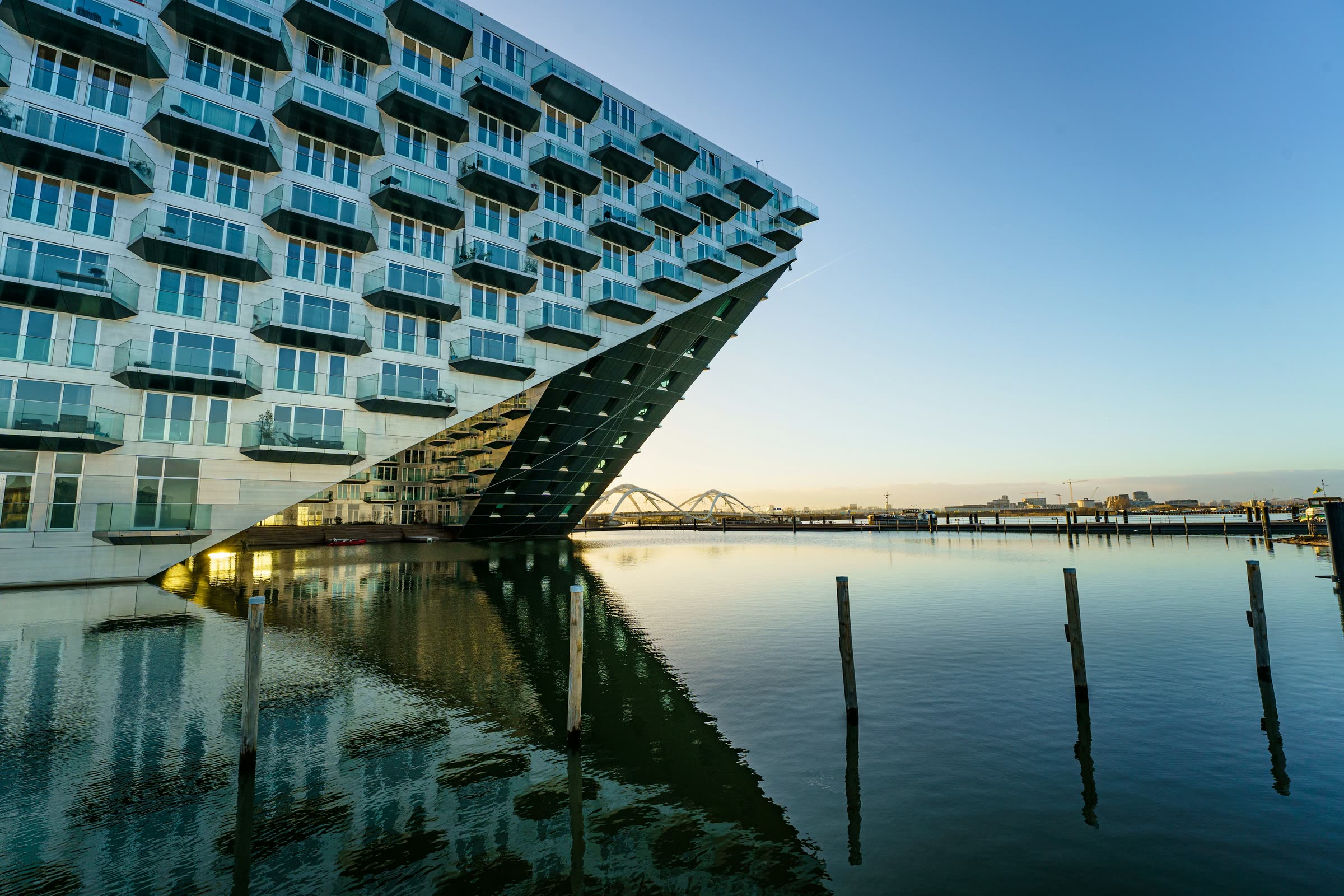 Markante moderne Architektur am Wasser