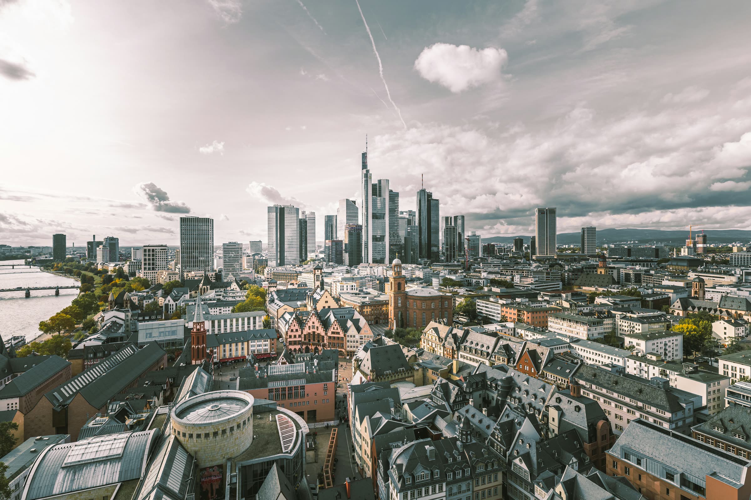 Frankfurter Architektur im frühen Abendlicht
