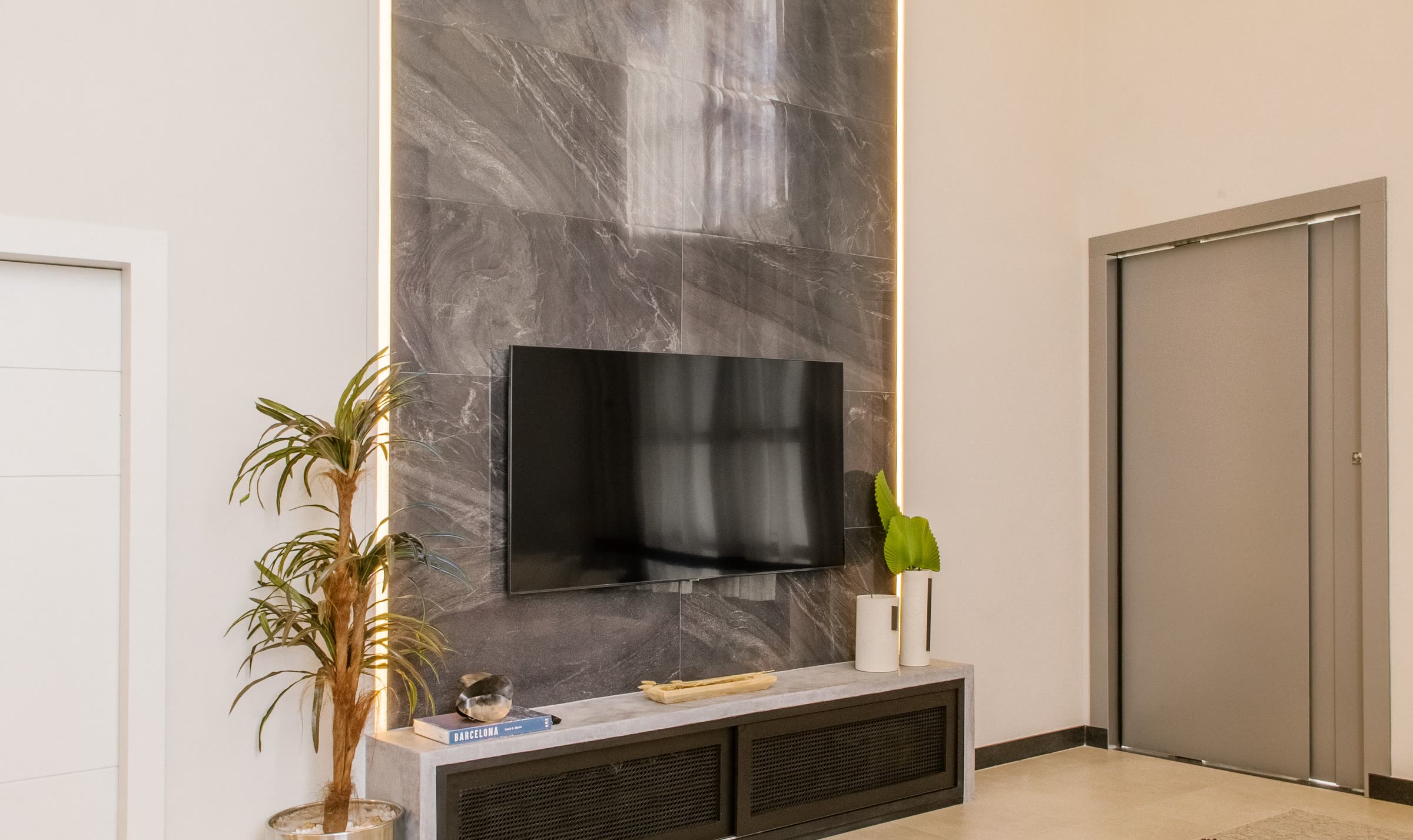 Ruhig gestalteter moderner Wohnraum