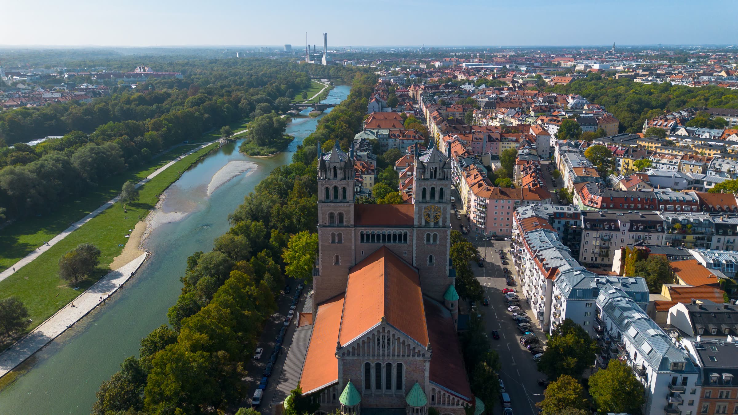 Blick über die Isar und die Münchner Stadtviertel